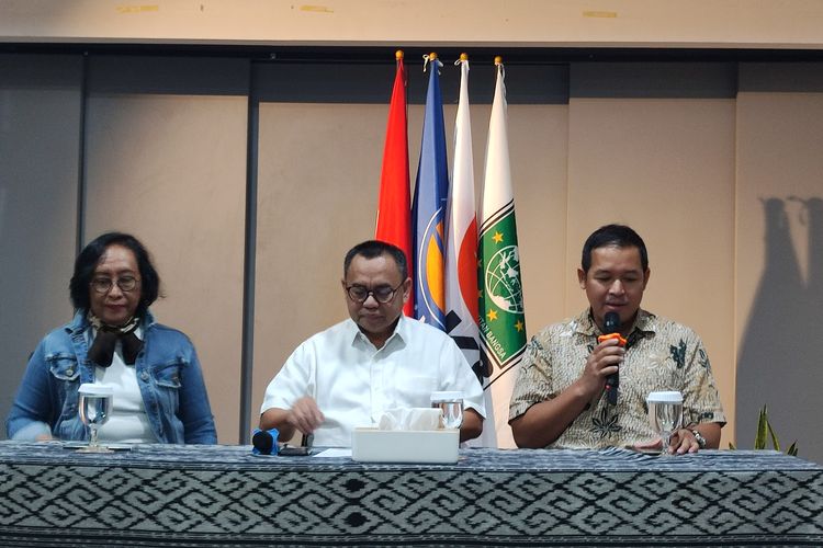 Juru bicara Anies Baswedan, Sudirman Said (tengah), dalam jumpa pers di Rumah Koalisi Perubahan, Jakarta Selatan, Sabtu (16/9/2023).
