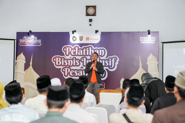 Pelatihan Bisnis Inklusif Pesantren. Lebih dari 60 peserta mengikuti pelatihan ini mendapatkan pengetahuan dan pengalaman baru ketika menjadi penjual di platform e-commerce.