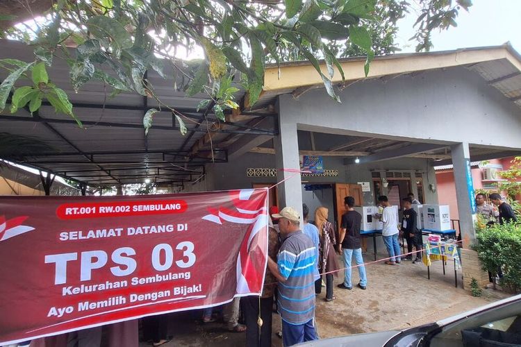 Seperti warga yang tinggal di RT 01 RW 003 Kampung Pasir Merah Kelurahan Sembulang, Kecamatan Galang, mereka tetap memberikan hak suaranya di sejumlah TPS yang ada di kampung tersebut.
