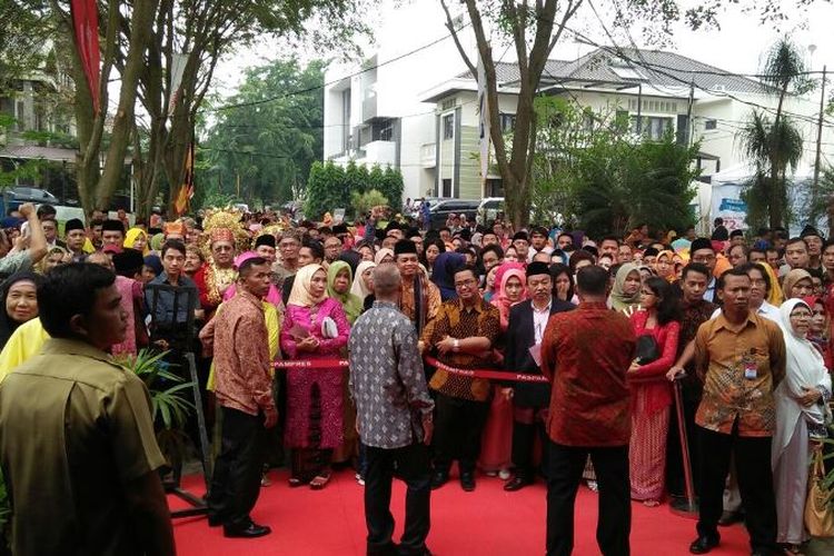 Antrean para tamu undangan mengular dari dua pintu masuk ke pesta adat Kahiyang Ayu, putri Presiden RI Joko Widodo, dan Bobby Nasution, sejak pagi, Sabtu (25/11/2017).