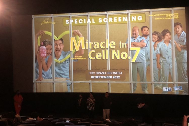 Sutradara Lee Hwan Kyung dan produser Kim Min Ki Miracle In Cell No 7 versi Korea di CGV Grand Indonesia, Jumat (2/9/2022).