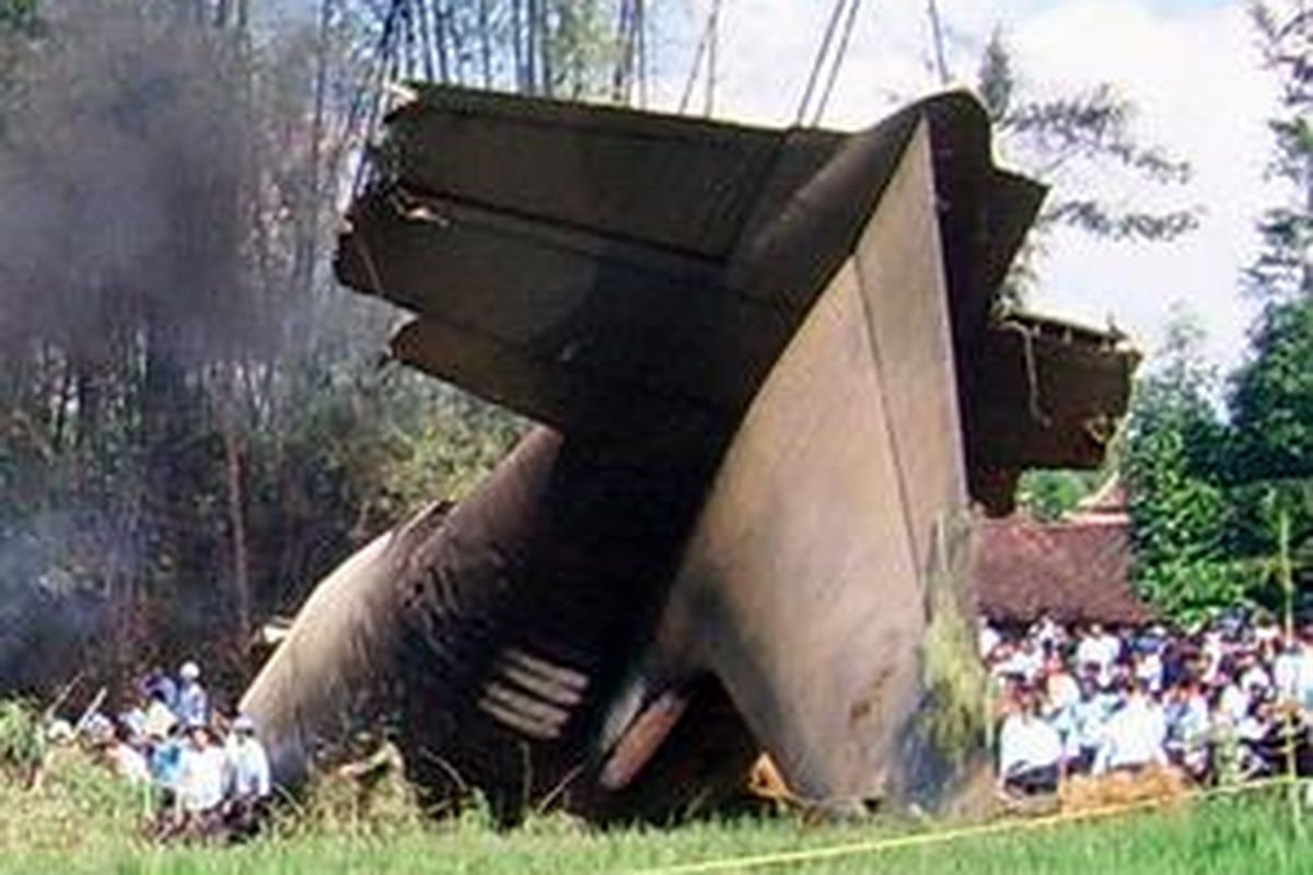 Anggota TNI mengevakuasi korban jatuhnya pesawat Hercules TNI AU di Desa Geplak, Karas, Magetan, Jawa Timur, Rabu (20/5).