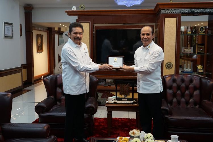 Kepala Badan Nasional Penanggulangan Terorisme (BNPT) Komjen Boy Rafli Amar (kanan) mengunjungi Jaksa Agung Sanitiar (ST) Burhanuddin (kiri), Selasa (9/6/2020).