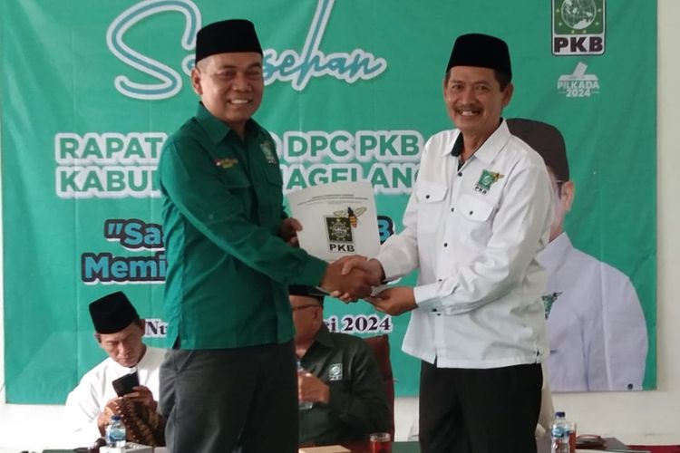 Eks Wakil Bupati Magelang, Edi Cahyana (kanan) saat menerima berkas pencalonannya sebagai Bupati Magelang, Minggu (12/5/2024).