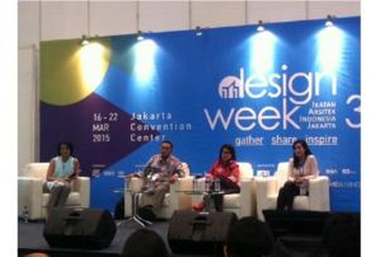 Dari kiri ke kanan: Theresia Purnomo (Moderator), arsitek Ikatan Arsitek Indonesia (IAI) Jakarta, Aswin Griksa Fitranto, Dewan Pembina Himpunan Desain Interior Indonesia (HDII), Dina Hartadi, dan Psikolog Efnie Indrianie dalam seminar bertajuk 