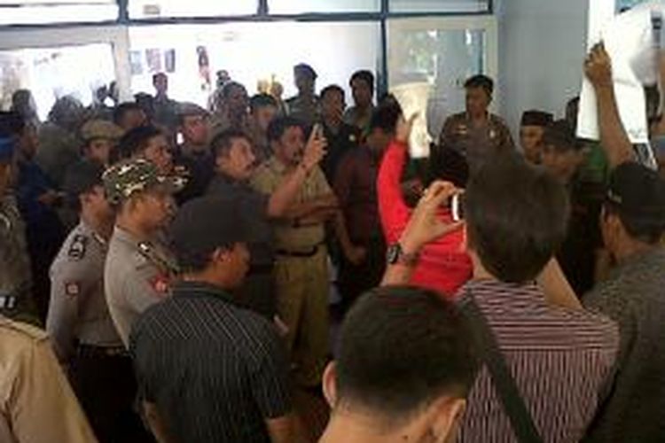 Ratusan warga di Kabupaten Sinjai, Sulawesi Selatan tengah memadati kantor Dinas Pendidikan dan Olahraga (Dispora) setempat menuntut pencopotan salah seorang oknum guru yang berbuat mesum. Rabu, (21/08/2013).