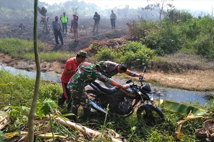 Aipda Hendry Novian, Bhabinkamtibmas Desa Sungai Itik, Kecamatan Kakap, Kabupaten Kubu Raya, Kalimantan Barat, berhasil menyulap sepeda motor dinasnya menjadi mesin pompa air.