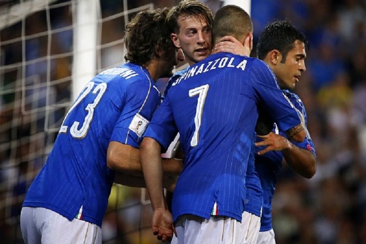 Para pemain tim nasional Italia merayakan gol ke gawang Liechtenstein pada pertandingan kualifikasi Piala Dunia 2018 di Stadion Friuli, Minggu (11/6/2017). 
