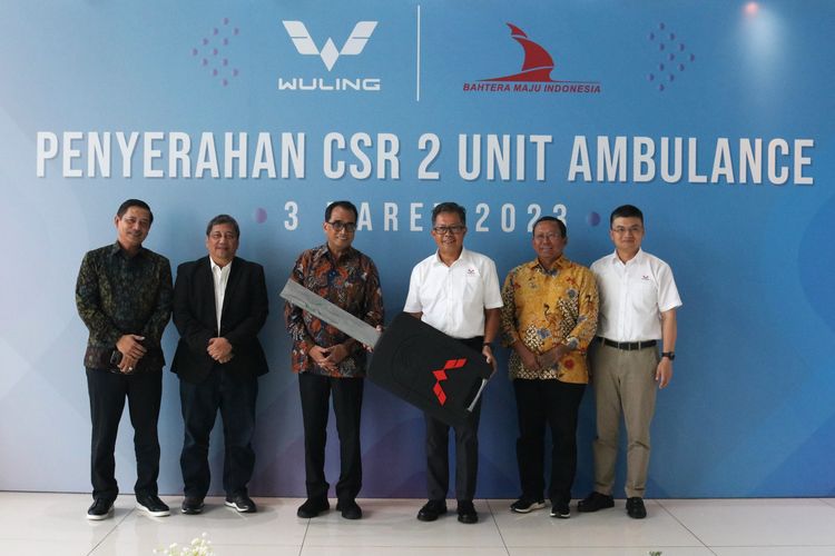 Wuling Motors mendonasikan dua unit ambulans berbasis New Confero kepada Yayasan Bahtera Maju Indonesia