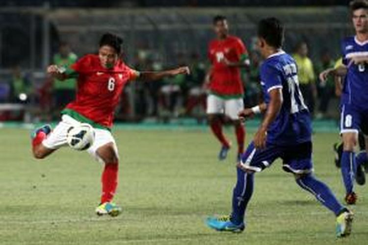 Pemain Indonesia Evan Dimas (kiri) mencoba membobol gawang Filipina dalam pertandingan di Stadion Utama Gelora Bung Karno, Jakarta, Kamis (10/10/2013). Timnas Indonesia selaku tuan rumah, bersama Korea Selatan, Laos dan Filipina tergabung dalam Grup G babak kualifikasi Piala Asia U-19. 