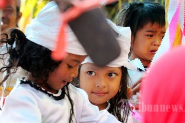 Sejumlah anak berambut gimbal bermain di atas mobil kereta pada kirab Dieng Culture Festival (DFC)ke empat di Dusun Dieng, Kelurahan Dieng Kulon, Kecamatan Batur, Kabupaten Banjarnegara, Jateng, Minggu (30/6/2013).