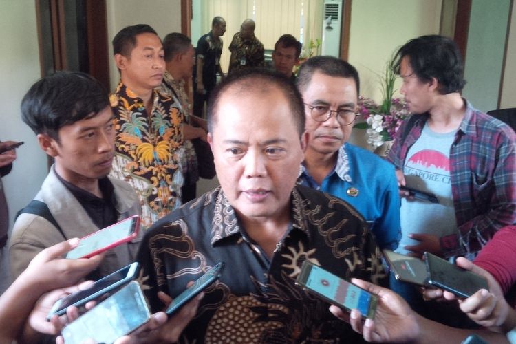 Bupati Karanganyar Juliyatmono saat memberikan keterangan pers terkait penutupan warung daging anjing di Karanganyar, Jawa Tengah, Kamis (20/6/2019).