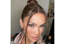 Jennifer Lopez Berbalut Jubah Sutra dengan Gaya Rambut Era '90-an