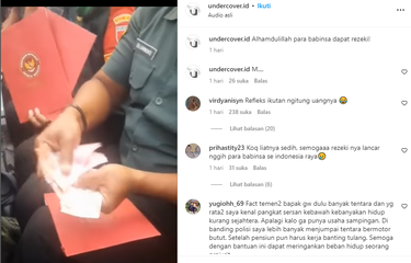 Tangkapan layar unggahan video yang memperlihatkan sejumlah Bintara Pembina Desa atau Babinsa menerima amplop berlogo Kementerian Pertahanan (Kemenhan) berisi uang Rp 1 juta.