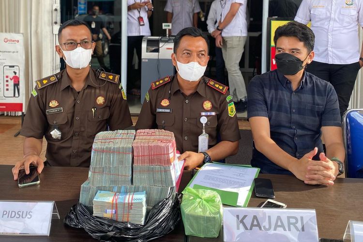 14 Kepala Puskesmas di Bintan menyerahkan uang dugaan korupsi dana Covid-19 ke Kejari Bintan. Jumlah yang diserahkan Rp 504.560.000. Uang tersebut kemudian disetorkan ke kas Daerah Kab. Bintan melalui Bank Riau Kepri untuk dimasukkan ke APBD Kab