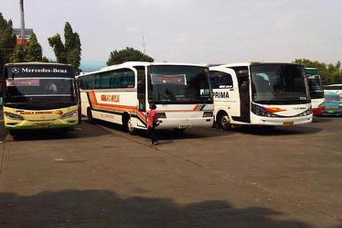 Suasana di Terminal Lebak Bulus, Jakarta Selatan menjelang angkutan Lebaran, Selasa (24/7/2012).