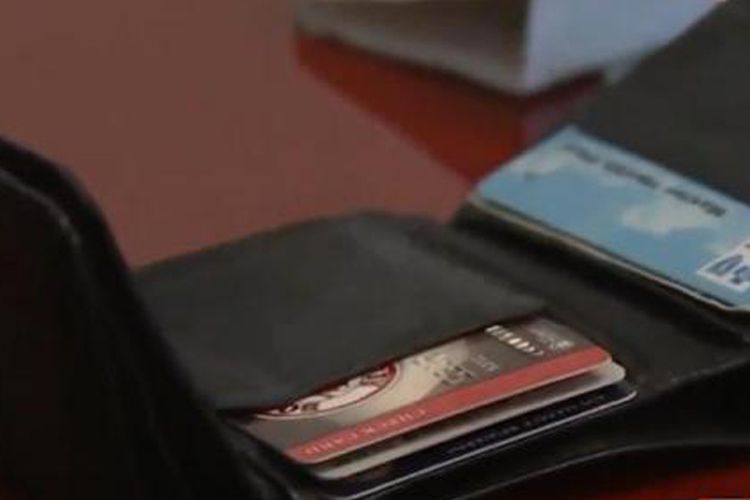 Dompet milik seorang perempuan di Boston yang hilang dicuri delapan tahun lalu, kembali ke pemiliknya lengkap dengan isinya.  
