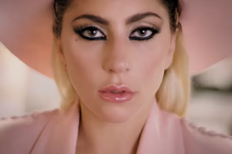 Lady Gaga dalam video klip Million Reasons