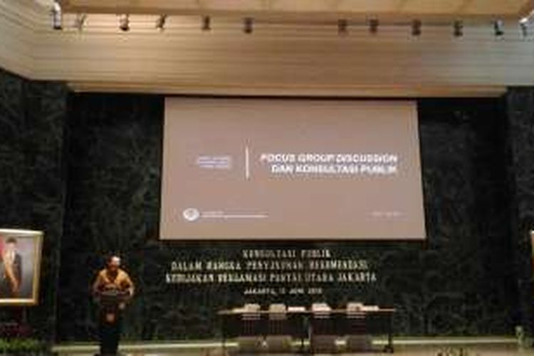 Gubernur DKI Jakarta BAsuki Tjahaja Purnama (Ahok) membuka konsultasi publik mengenai Reklamasi Teluk Jakarta, di Balai Agung, Balai Kota Jakarta, Sabtu (11/6/2016).
