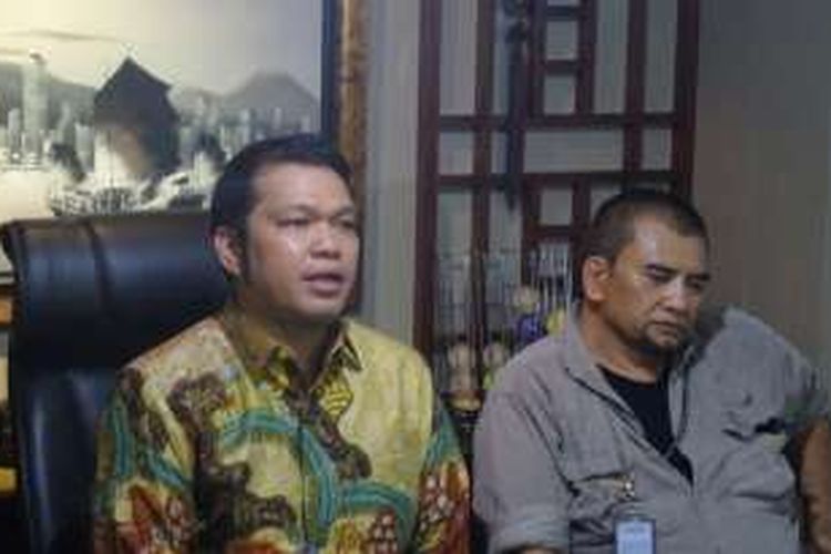 Salah satu kuasa hukum Gatot Brajamusti, Suhendra Asido Hutabarat (kiri), dan kerabat Gatot, Wahyuhono Adi Paripurno (kanan), memberi keterangan pers di Grand Slipi Tower, Jakarta Barat, Selasa (13/9/2016).