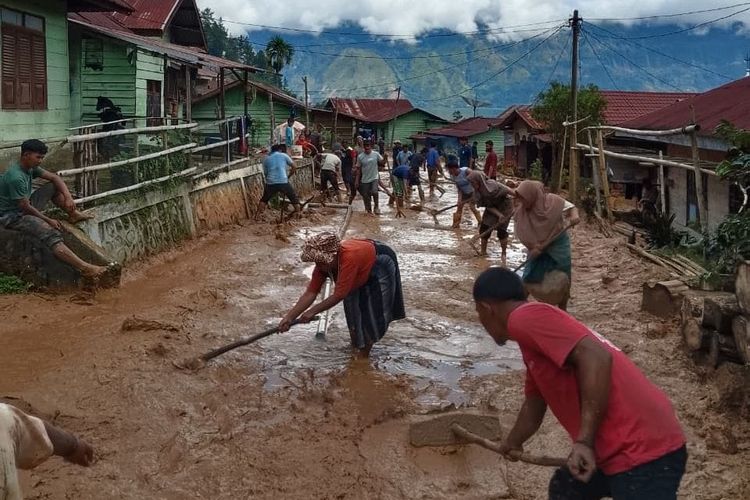 Sejunlah warga di Kampung Gunung Suku Rawe, Kecamatan Lut Tawar, Kabupaten Aceh Tengah, membersihkan lumpur pada 10 Desember 2025. Pascabencana hidrometeorologi, warga setempat khawatir bencana serupa kembali datang jika musim penghujan tiba.
