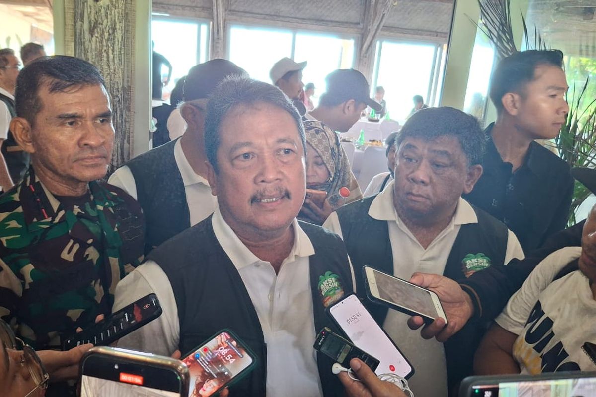 Menteri Kelautan dan Perikanan Sakti Wahyu Trenggono  saat berbicara kepada wartawan di Pantai Kedonganan, Jimbaran, Bali, pada Minggu (19/1/2025). Kompas.com/ Yohanes Valdi Seriang Ginta