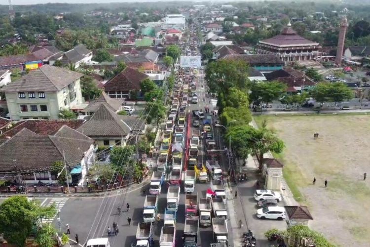 Penampakan Demo sopir Truk menolak ODOL di Kota Wonosari, Gunungkidul, DI Yogyakarta. Rabu (25/6/2025)