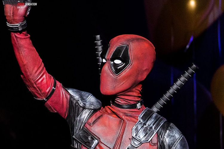 Chanyeol EXO mengenakan kostum Deadpool di pesta ulang tahunnya yang dirayakan bersama penggemar pada Sabtu (24/11/2018).