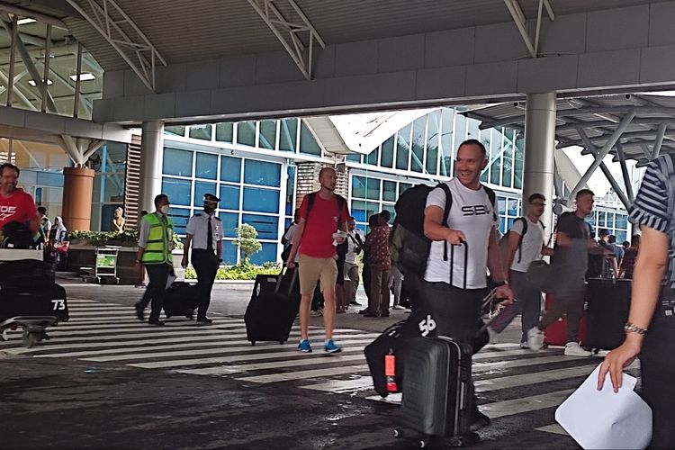 Para kru dan pembalap WSBK tiba di Bandara Internasional Lombok, Nusa Tenggara Barat, Rabu (9/11/2022).