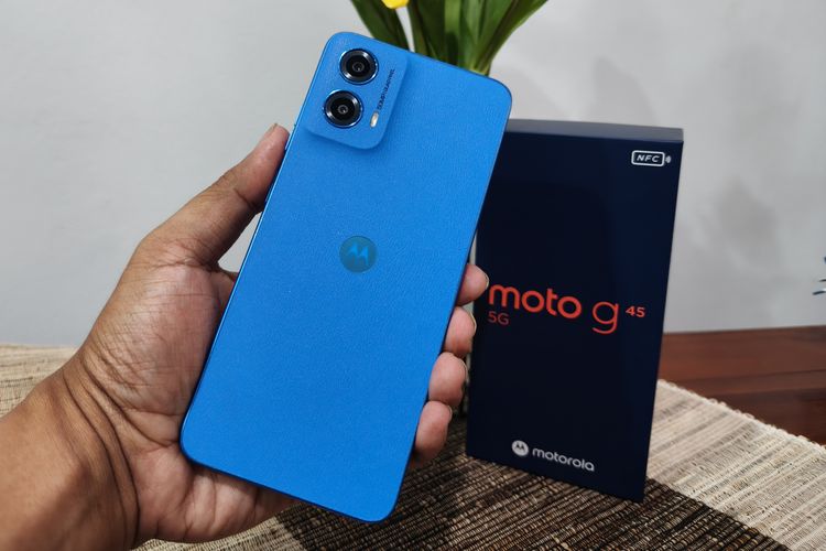 Tampak punggung Moto G45 5G, dengan finishing matte dan tekstur kulit jeruk.