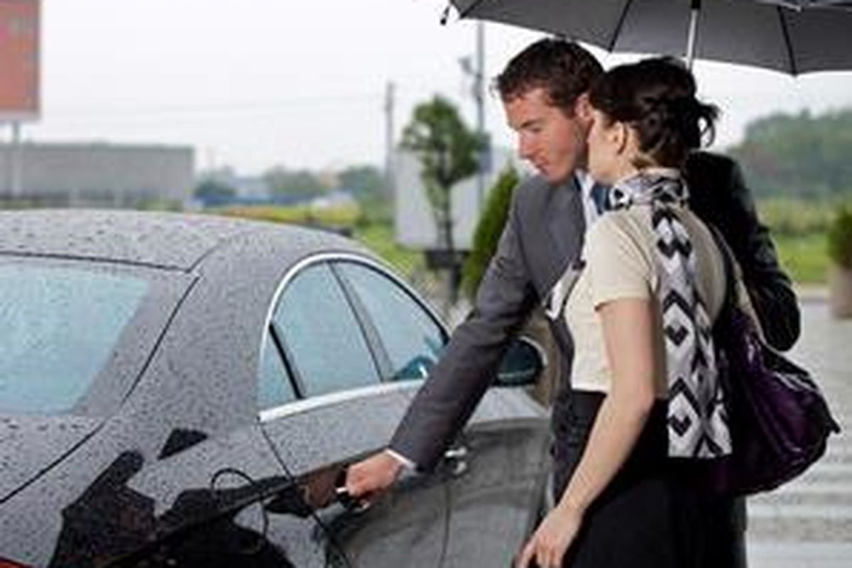 Perempuan tidak butuh lagi dibukakan pintu mobilnya. Yang penting bensinnya diongkosin!