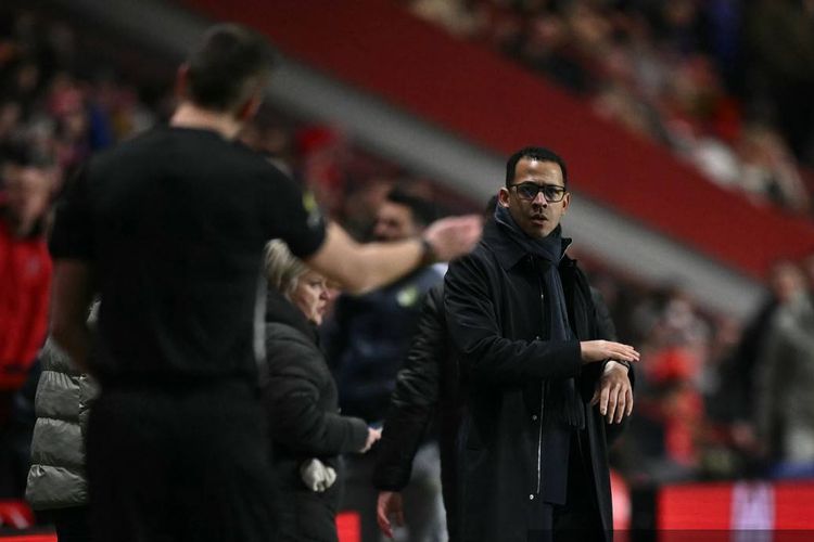 Asisten wasit memberi tahu pelatih kepala Chelsea dari Inggris Liam Rosenior untuk tetap berada di area teknisnya dalam pertandingan sepak bola putaran ketiga Piala FA Inggris antara Charlton Athletic dan Chelsea di The Valley di London pada 10 Januari 2026. (Foto oleh Ben STANSALL / AFP) 