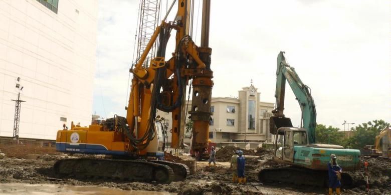 Surabaya mengalami lonjakan harga lahan dan properti sangat tinggi. Ini dipicu oleh masifnya pembangunan properti. Seperti tampak dalam gambar, aktifitas alat berat di proyek Tunjungan City milik Grup Pakuwon.