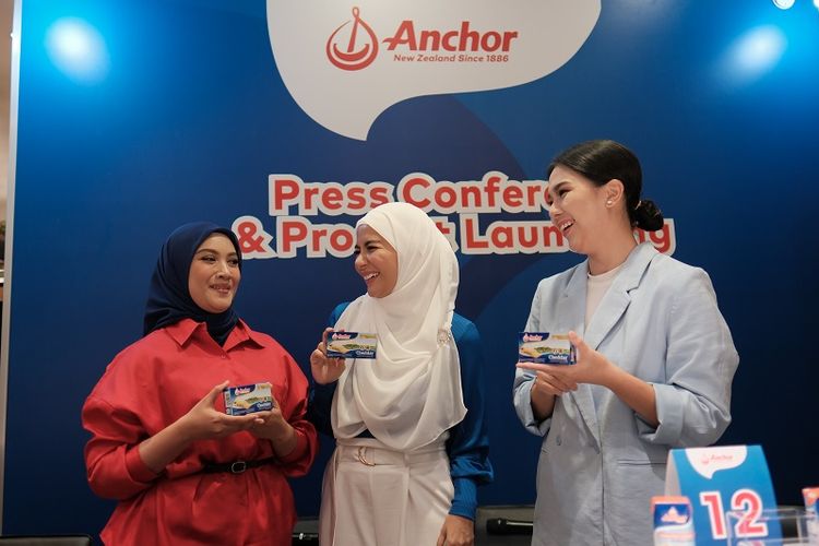 Marketing Manager Anchor Fonterra Brands Indonesia Riszha Gandjar, Meisya Siregar, dan Chef Devina Hermawan pada peluncuran Keju Anchor Cheddar di Jakarta (11 Juli 2023) (1)