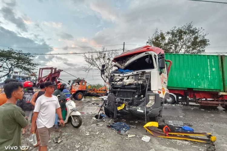 Enam orang tewas dan empat orang lainnya luka-luka dalam kecelakaan maut yang melibatkan bus dan dua Truk Tronton di Pantura Pati-Rembang, Kecamatan Batangan, Kabupaten Pati, Jawa Tengah, Senin (23/9/2024) dini hari.