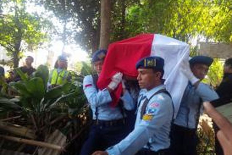 Prosesi pemakaman Sertu Aang Subarya, salah satu korban pesawat Hercules C-130 yang jatuh di Medan, Selasa (30/6/2015)