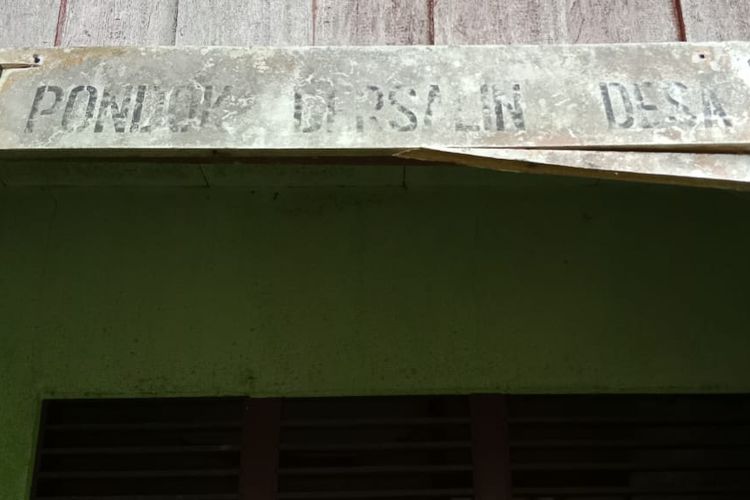 Plang Pondok Bersalin Desa (Polindes) di Desa Suruh Tembawang, Entikong, Sanggau, Kalimantan Barat yang sudah sulit terbaca. Polindes ini terbengkalai dan tak digunakan sejak 2017. Gambar diterima Redaksi Kompas.com pada Rabu (16/8/2023).
