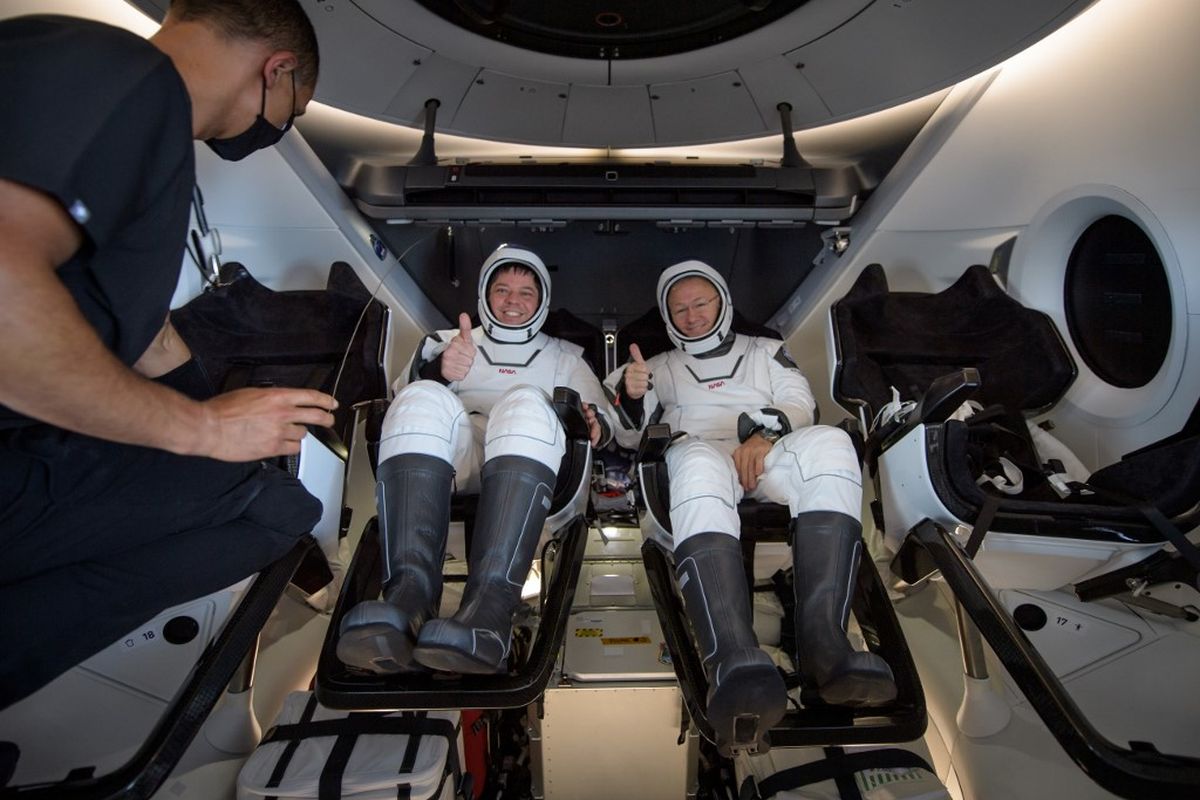 Foto yang dirilis NASA astronot NASA Robert Behnken (kiri) dan Douglas Hurley (kanan) terlihat di dalam pesawat ruang angkasa SpaceX Crew Dragon Endeavour di atas kapal SpaceX GO Navigator recovery ship setelah mendarat di Teluk Meksiko di lepas pantai Pensacola, Florida pada 2 Agustus 2020. 