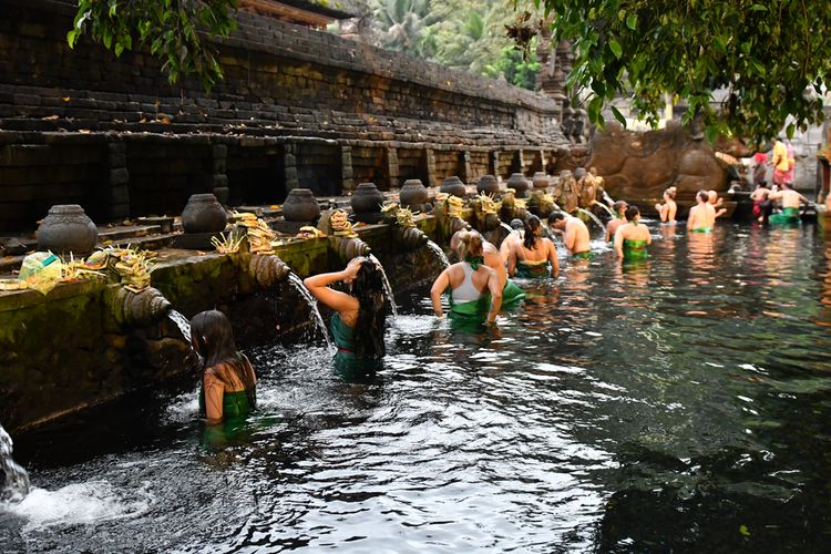 Melukat di Pura Tirta Empul Bali, salah satu tempat wisata Bali tengah.