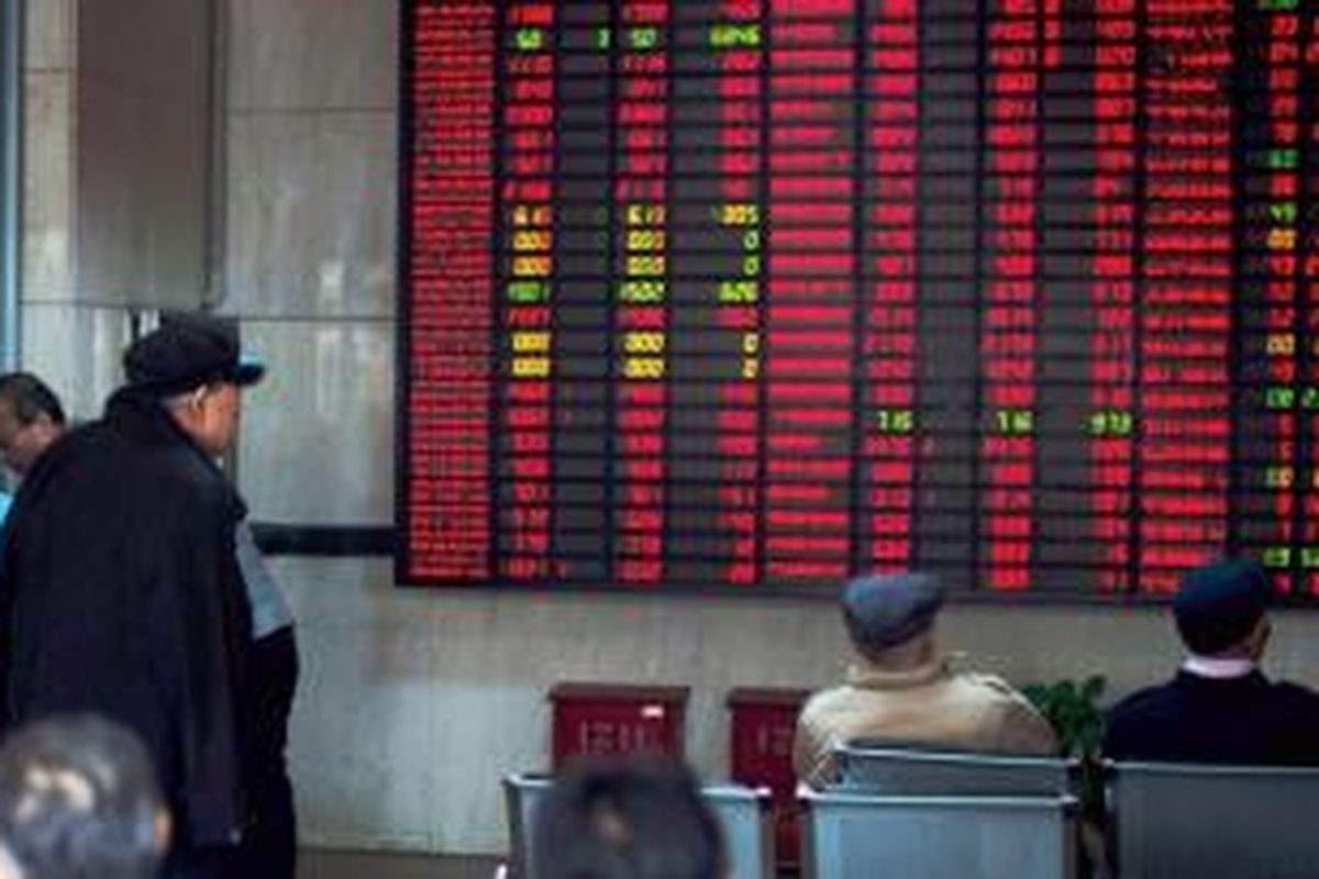 Investor memantau perkembangan di bursa Shanghai