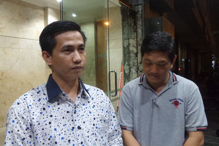 Sulano Tasripin dan pengacara melaporkan Rektor Universitas Surya Yohanes Surya ke Bareskrim Polri, Jakarta, Jumat (28/7/2017) malam.