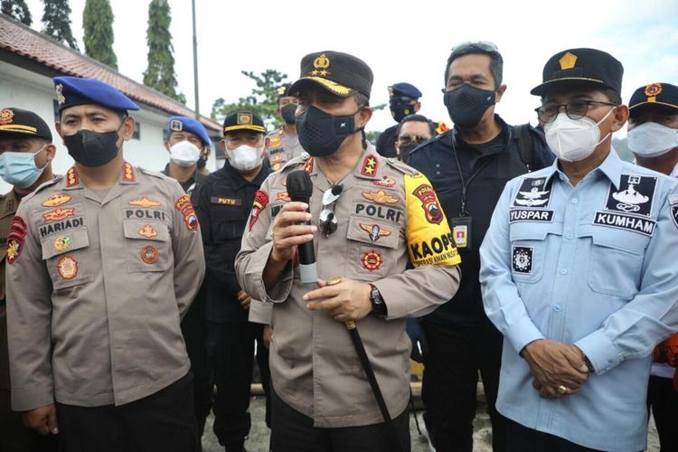 Kapolda Jateng Irjen Ahmad Luthfi saat mengecek lokasi kebakaran puluhan kapal di Cilacap, Jawa Tengah, Rabu (4/5/2022).