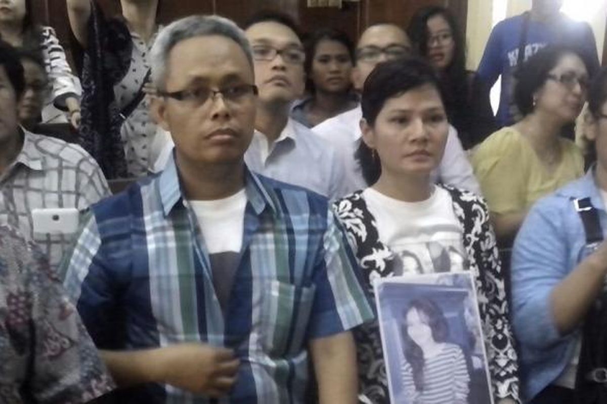 Suroto dan Elisabeth, menghadiri sidang perdana pembunuhan terhadap putri mereka, Ade Sara Angelina, di Pengadilan Negeri Jakarta Pusat, Selasa (19/8/2014).