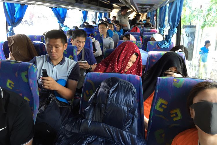 Sebanyak 92 tersangka kasus cyber crime asal Surabaya, Jawa Timur, tiba di Bandara Soekarno-Hatta pada Minggu (30/7/2017). Puluhan tersangka yang adalah warga negara Taiwan tersebut akan dibawa ke Polda Metro Jaya untuk diproses.