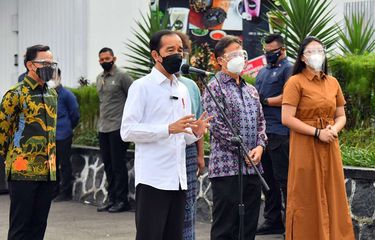 Presiden Joko Widodo meninjau pelaksanaan vaksinasi Covid-19 massal di Stasiun Bogor, Jawa Barat, Kamis (17/6/2021). Vaksinasi kali ini menyasar petugas stasiun, pekerja di stasiun, penumpang KRL serta penumpang kereta api.