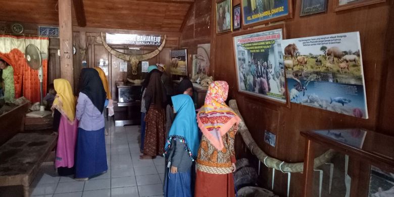 Pasca lebaran jumlah pengunjung yang berdatangan memadati Rumah Fosil Banjarejo, Kecamatan Gabus, Kabupaten Grobogan, Jawa Tengah meningkat signifikan setiap harinya, Jumat (30/6/2017).