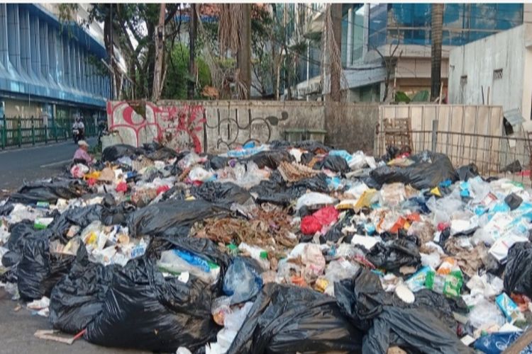 Seminggu Tak Diangkut, Tumpukan Sampah Meluber di Seberang Stasiun Juanda