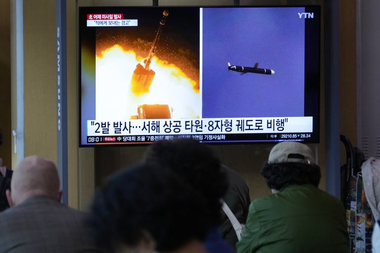 Layar TV menunjukkan file gambar peluncuran rudal Korea Utara selama program berita di Stasiun Kereta Api Seoul di Seoul, Korea Selatan, Kamis, 13 Oktober 2022.