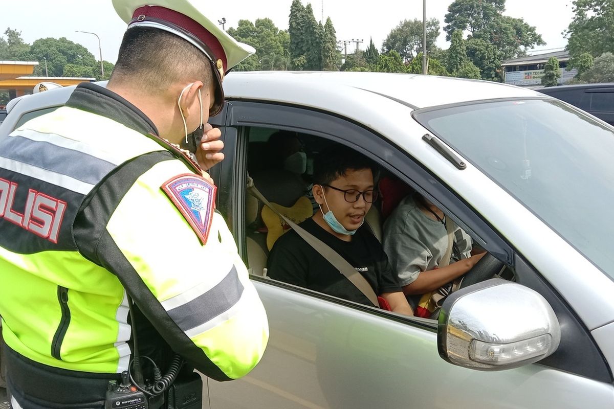 Polisi tengah menggelar ganjil genap dan memutar balikan kendaraan dengan nomor plat tak sesuai di GT tol Pasteur, Kota Bandung, Sabtu (19/3/2022).