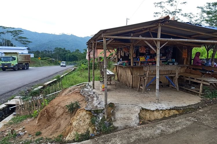 Sejumlah pekerja proyek akses jalan menuju PLTA Upper Cisokan meninggalkan utang di warung kopi dan rokok milik Siti Nuraminah (34) di Kampung Pangkalan, Desa Sirnagalih, Kecamatan Cipongkor, Kabupaten Bandung Barat. Utang yang ditinggalkan para pekerja yang mengaku dari PT PP sejak tahun 2017 lalu di warung ini mencapai Rp. 16.000.000.